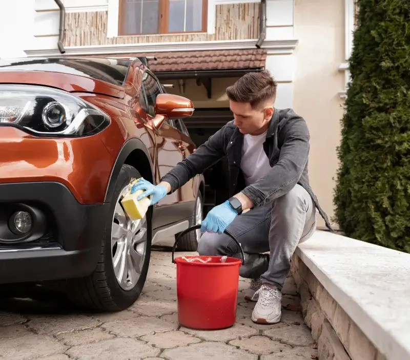 Lavage auto à domicile Mariol : professionnel intervenant sur un véhicule